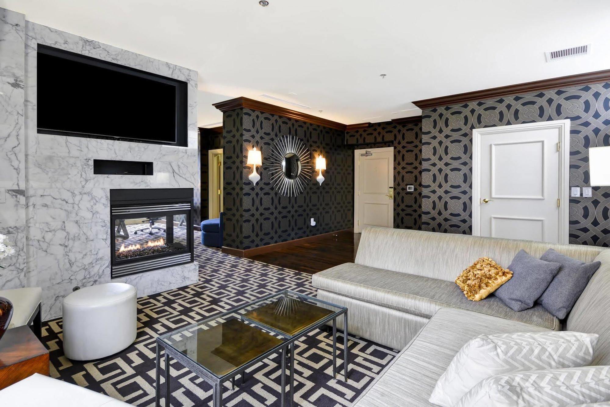 Hilton Checkers Angeles 3*